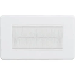 Knightsbridge Screwless Matt White 4G Cable Brush Outlet SF4GMWBRW